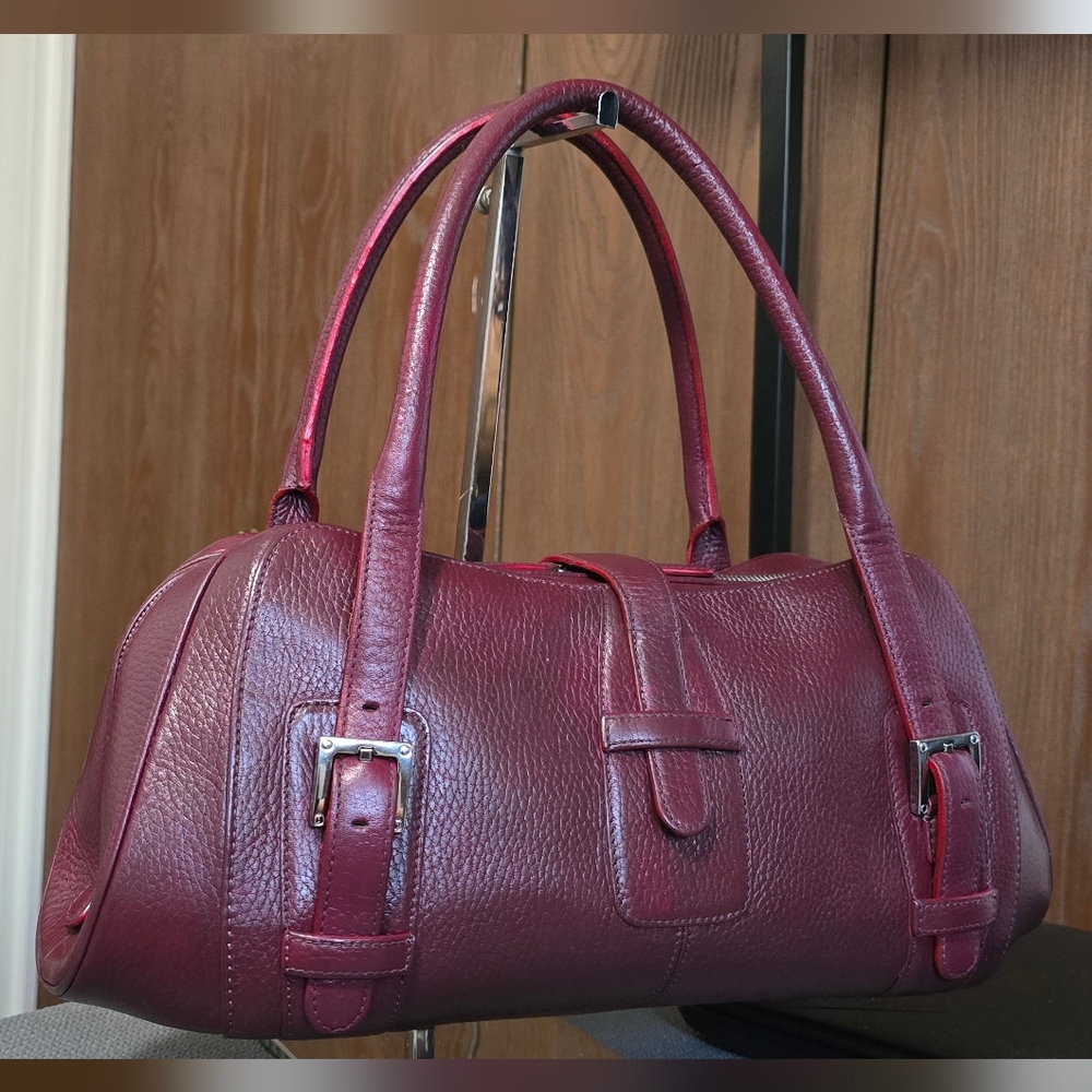 Elegant Loewe Senda Leather Handbag - Picture 13 of 15